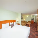 Service Plus Inn&Suites Calgary
